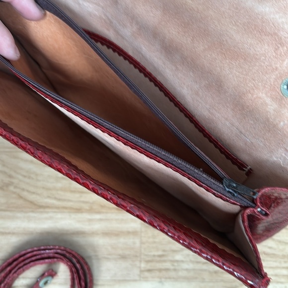 Red crocodile skin textured clutch - Picture 9 of 10